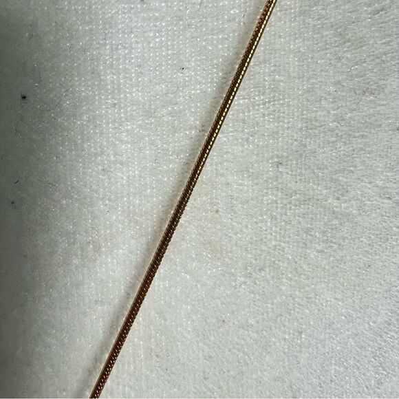 Gold A initial large pendant necklace - Picture 5 of 5